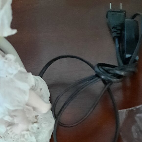 Brand New Table Lamp With Handmade Flowers Shade. - Picture 4 of 4